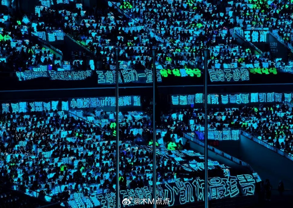 QQ音乐巅峰之夜，看看两位95生的人气～王俊凯丁禹兮两家灯牌对比 