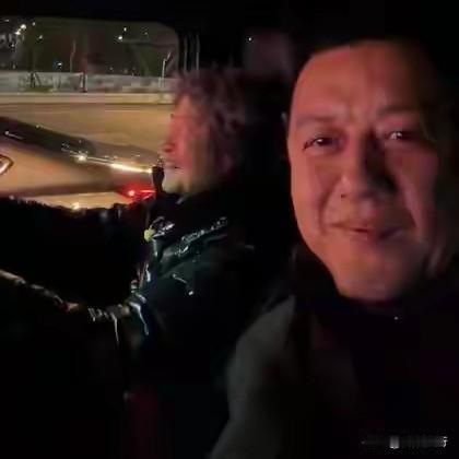 惊呆！李亚鹏春节聚餐喝了酒，开车的竟是83岁老母亲。

春节返乡聚餐喝酒成常态，