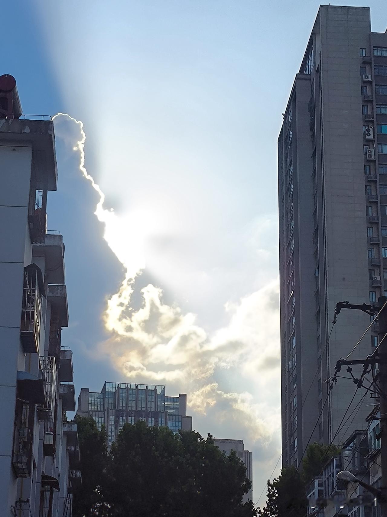 穿破云层的晚霞，那简直是大自然最绝美的画作。
     随着时间推移，晚霞愈发浓