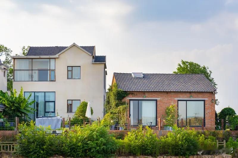 我弟弟今天就说我，一个月两万块钱收入，你就别整天惦记干这个，干那个的了。你不管干