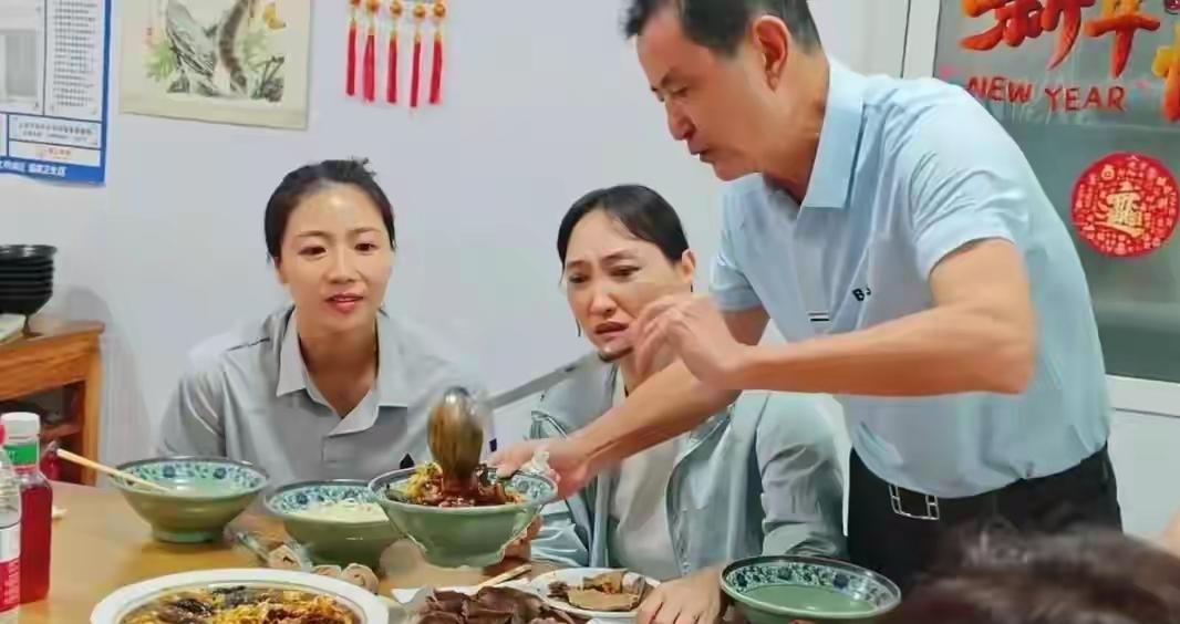 真没想到，陈忠和老爷子一顿家常饭直接火出圈！67岁的他去到天津，是昔日徒弟魏秋月