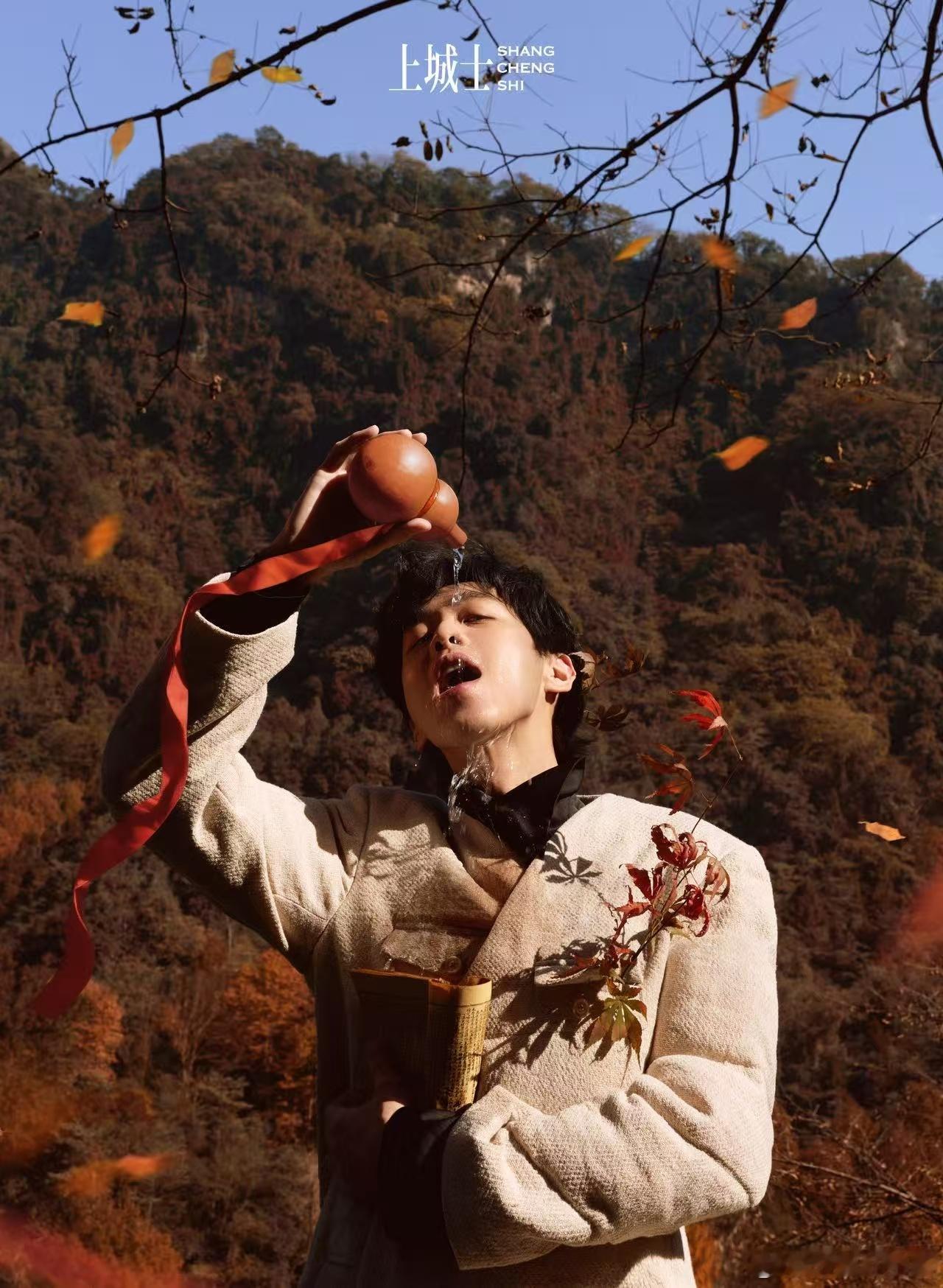 张若昀梳了丸子头 内娱古装颜值杀疯了！《上城士》杂志帅疯了！把随性丸子头梳在头顶