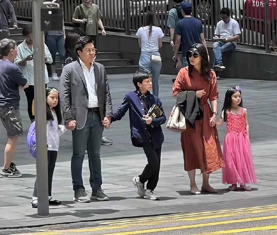 这么接地气的豪门，恐只有霍家！
近日，有网友在香港街头偶遇了郭晶晶一家，夫妻二人
