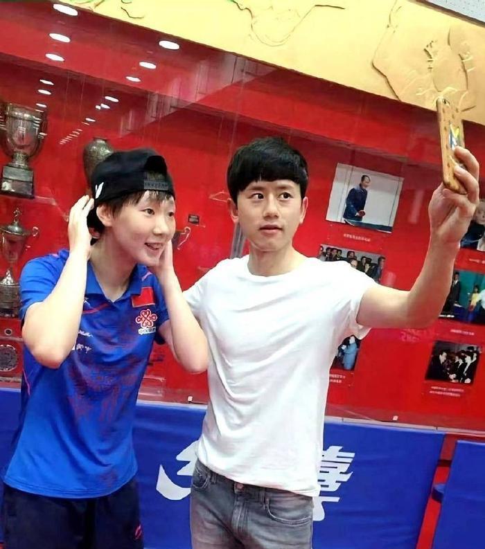 他蹲在工地墙角啃馒头，手机里女儿发来视频：“爸爸，你什么时候回来？
”
他抹了把