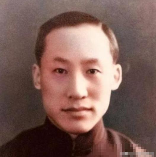 1972年，钱三强走在大街上，突然被一衣衫褴褛的老人拉住，90度鞠躬：“给我点钱