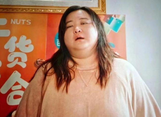 “我，00后，拒绝拼命！”她选择月薪3000躺平生活，父母怒骂：废物！网友却吵疯