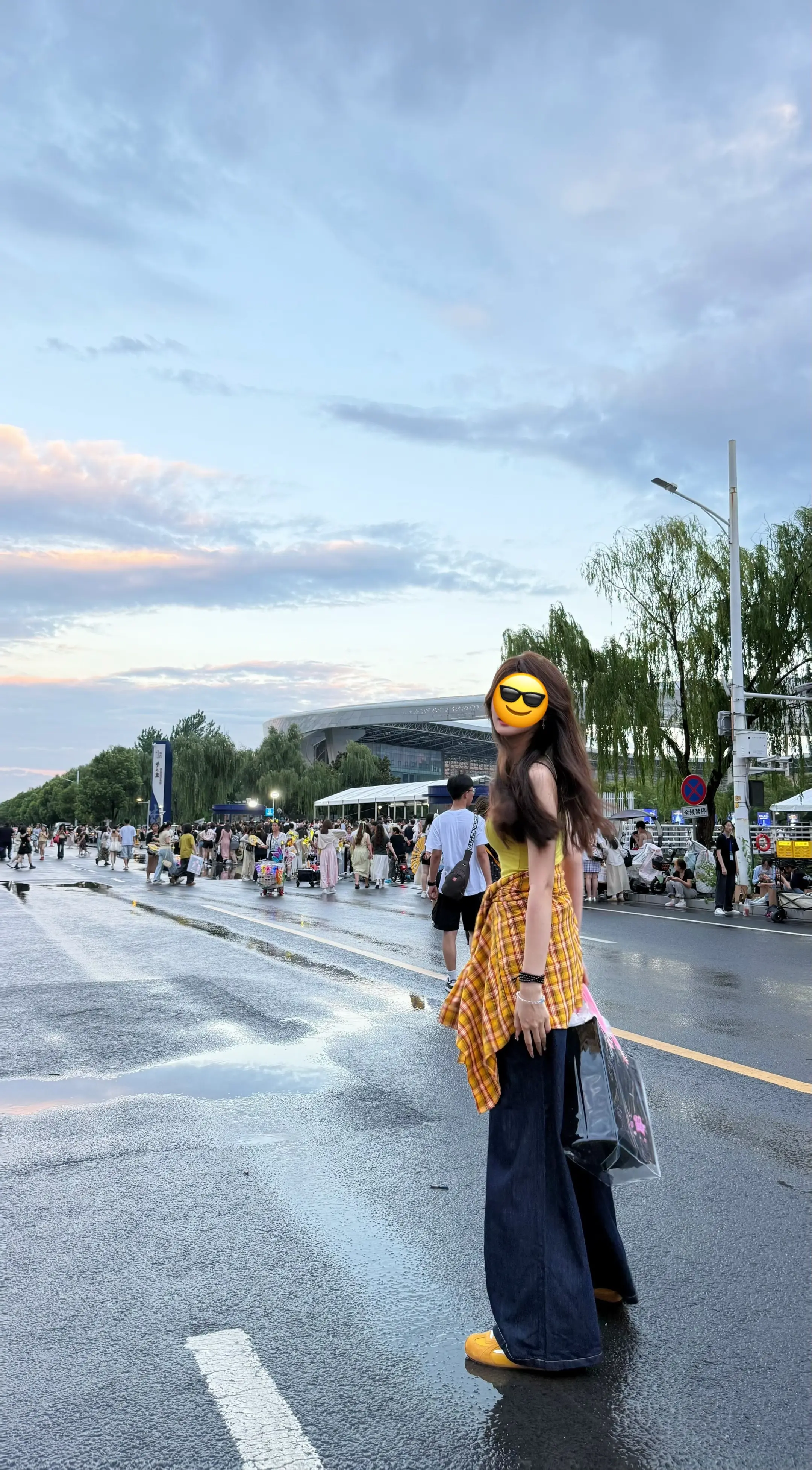 再次听到她的消息是她又去到了演唱会现场  她又拍出了很多人生照片 她说...