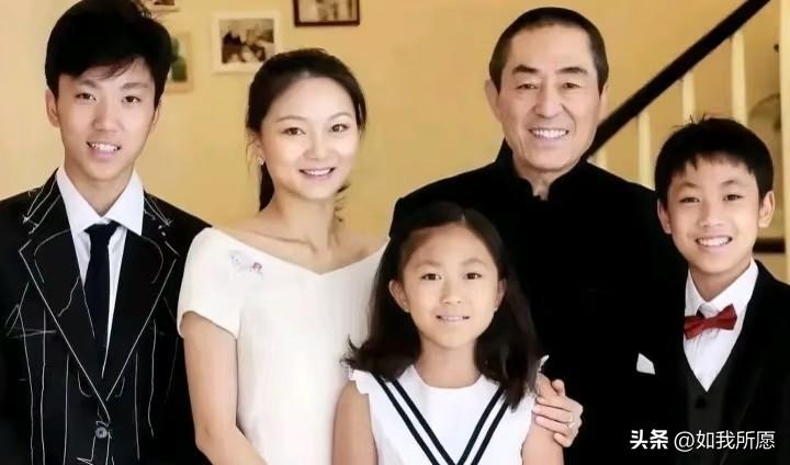 很多人聊陈婷，
总盯着她怎么从“隐形人”
熬成“张太太”。但我觉得她最厉害的，是