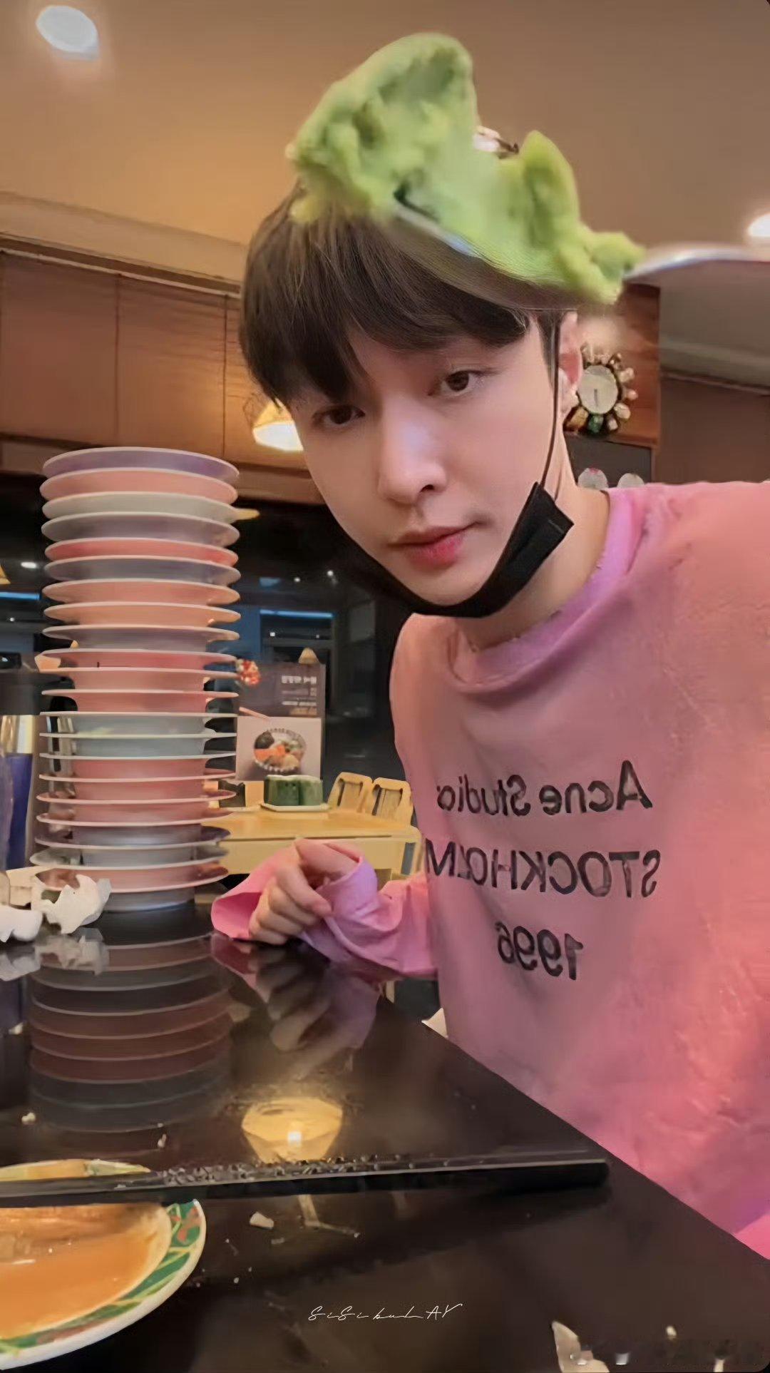 张艺兴说完bra就挠头了好可爱的宝宝[抱一抱] ​​​