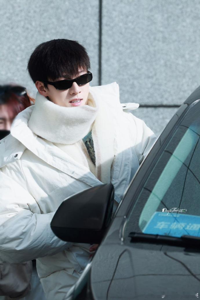 李昀锐新疆录跑男抵达！南京出发到喀什机场，“奶油糯米团子” 造型萌趣，主动踮脚和