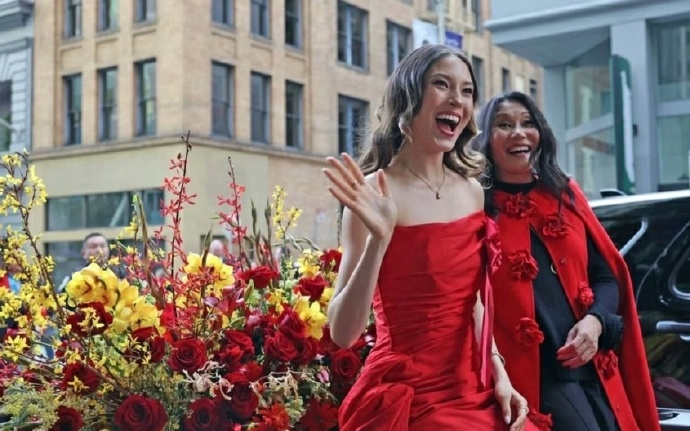 谷爱凌和妈妈一起出席活动 2026年3月8日国际妇女节当天，谷爱凌与母亲谷燕一同