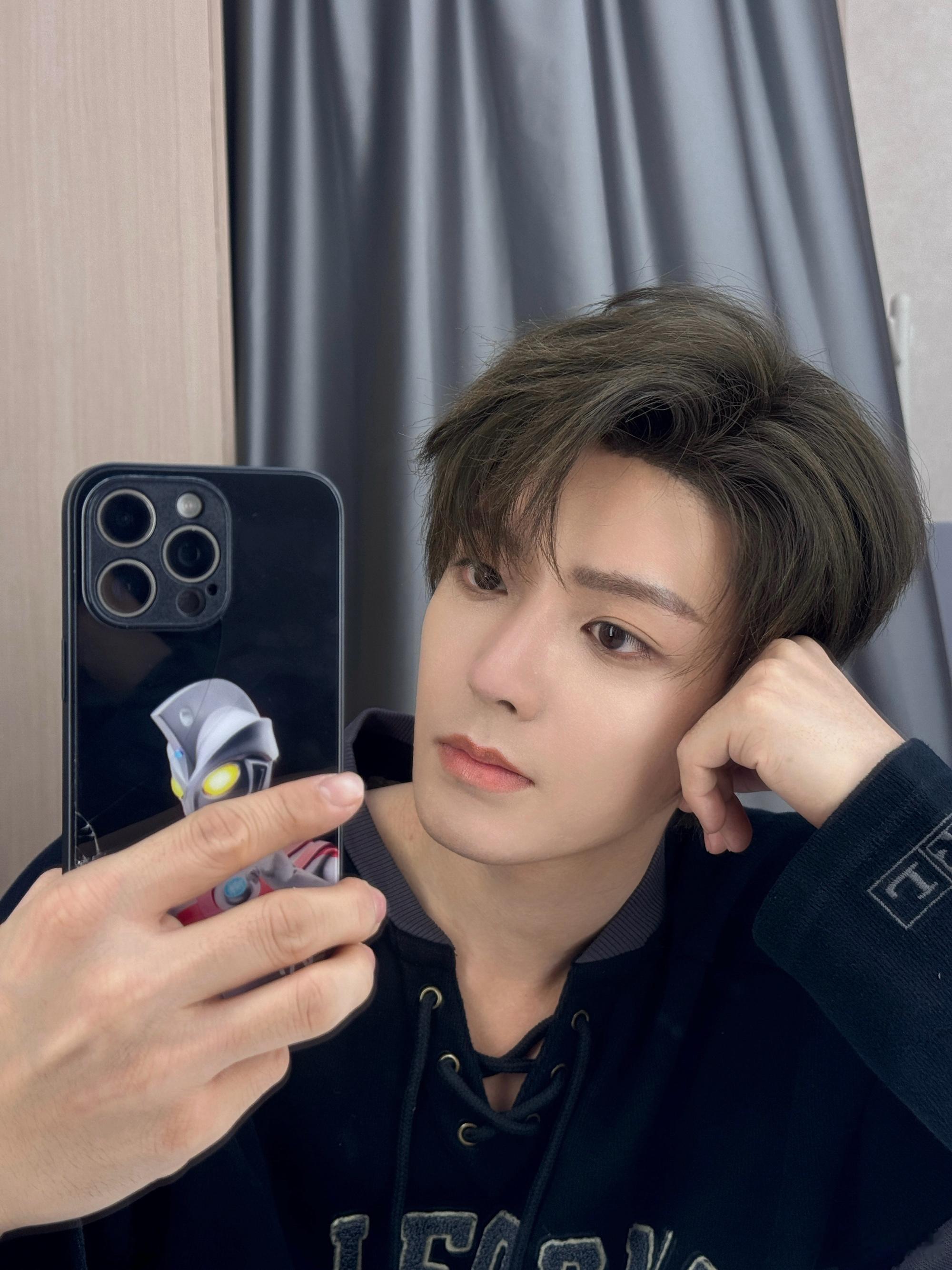 侯明昊的手机壳是奥特曼侯明昊已回横店打工 哈哈啊哈侯明昊的手机壳好可爱啊！！侯明