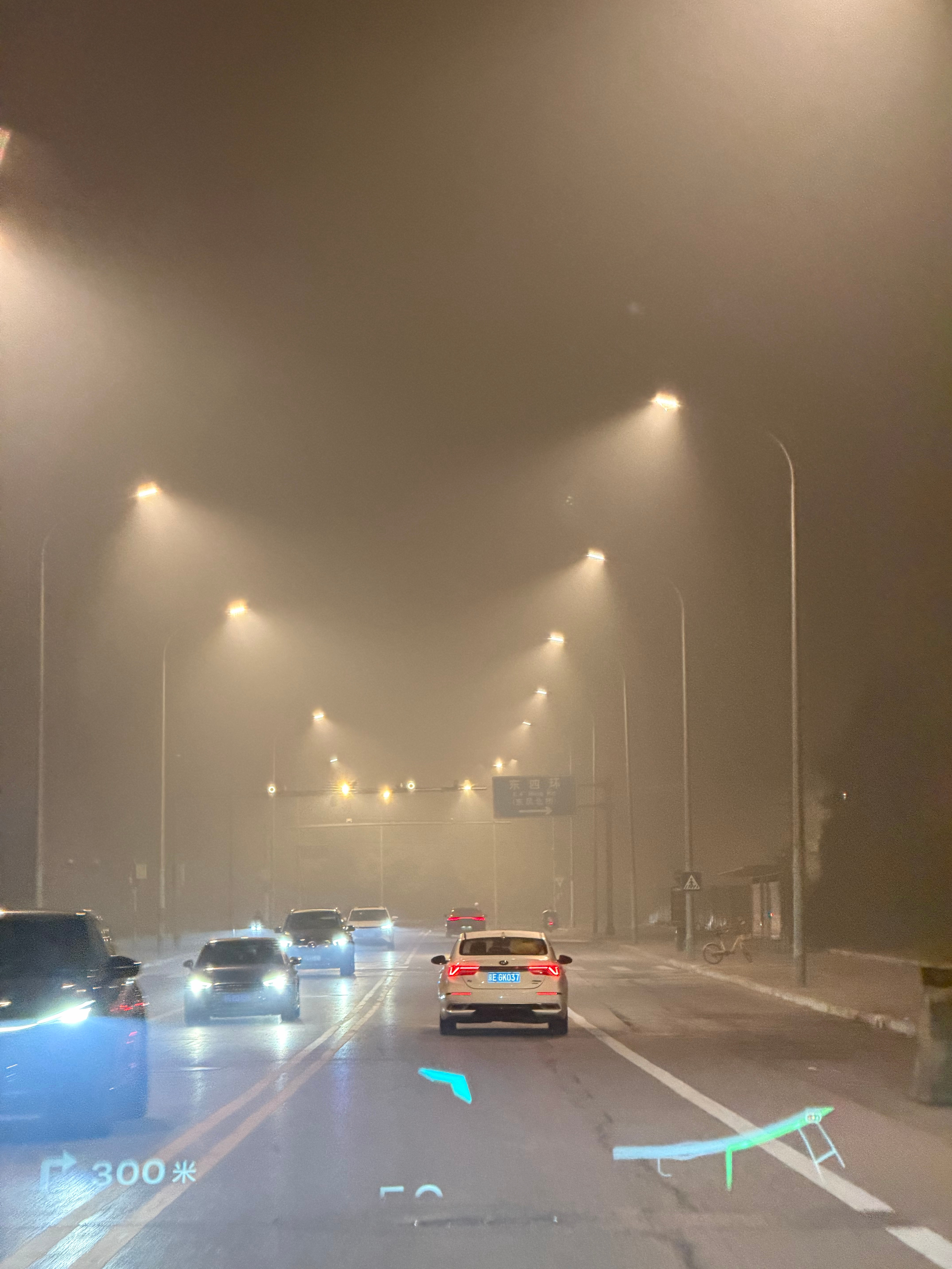 同事：来北京了，请你吃点什么呢我：吃点地道的吧不得不说，这霾，那叫一个地道 [捂