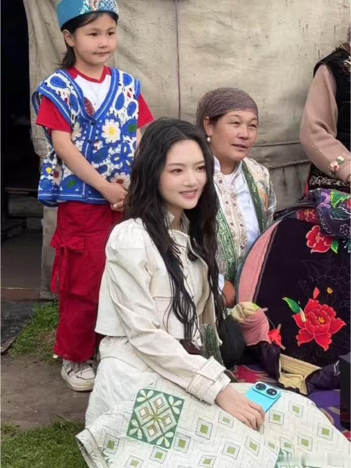 任敏骑马真的很出片 白衣、骏马、风，三个元素加在一起，配上任敏的侧颜，画面就很舒