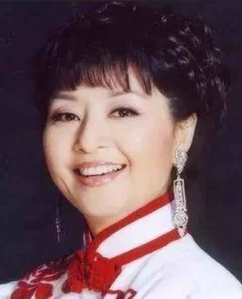 1998年，殷秀梅再婚嫁法国贵族。谁料，十年后因为丈夫工作调动，陷入情感危机。三