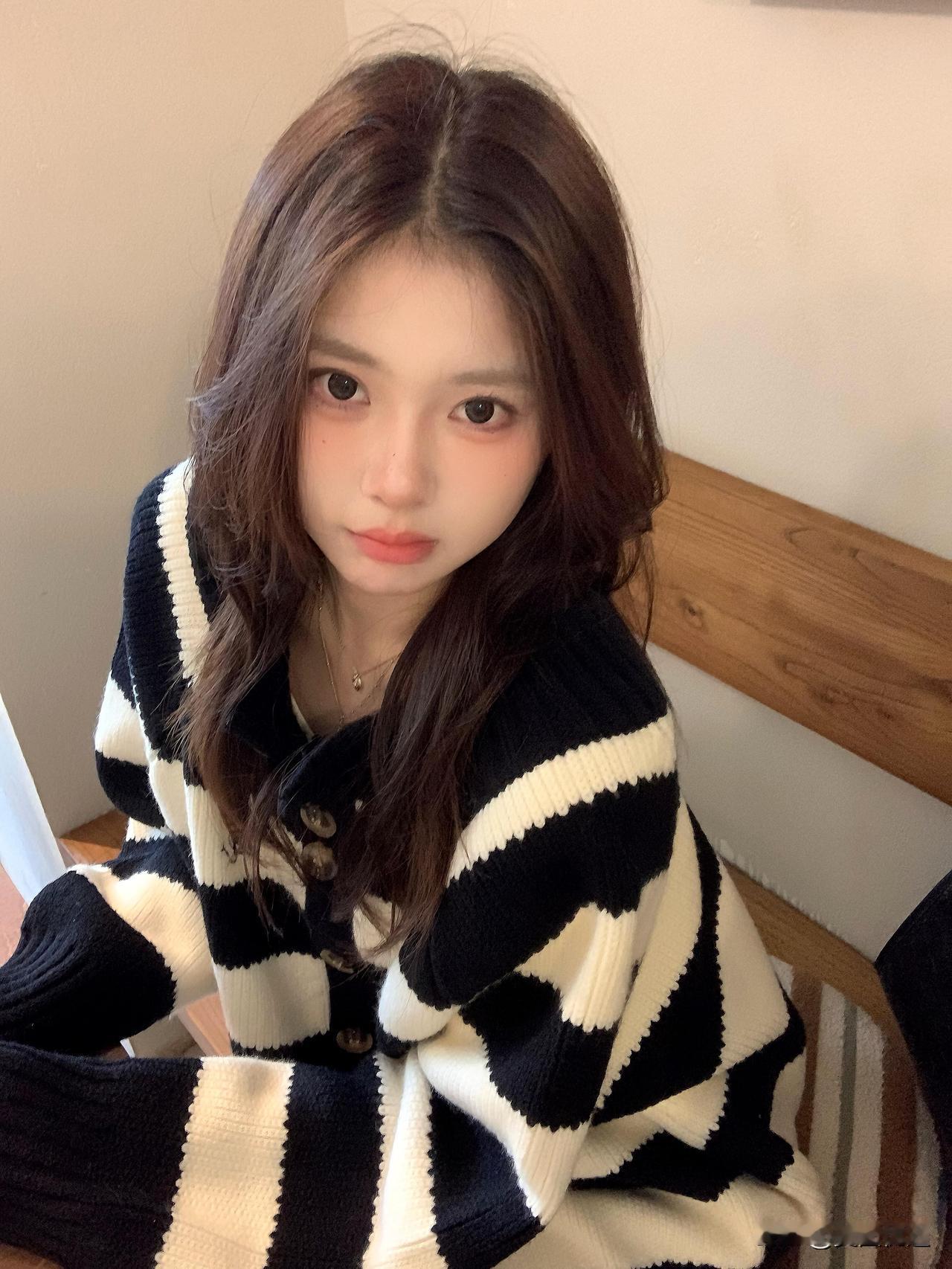 温柔少女心，黑白条纹毛衣，甜美可爱！💕