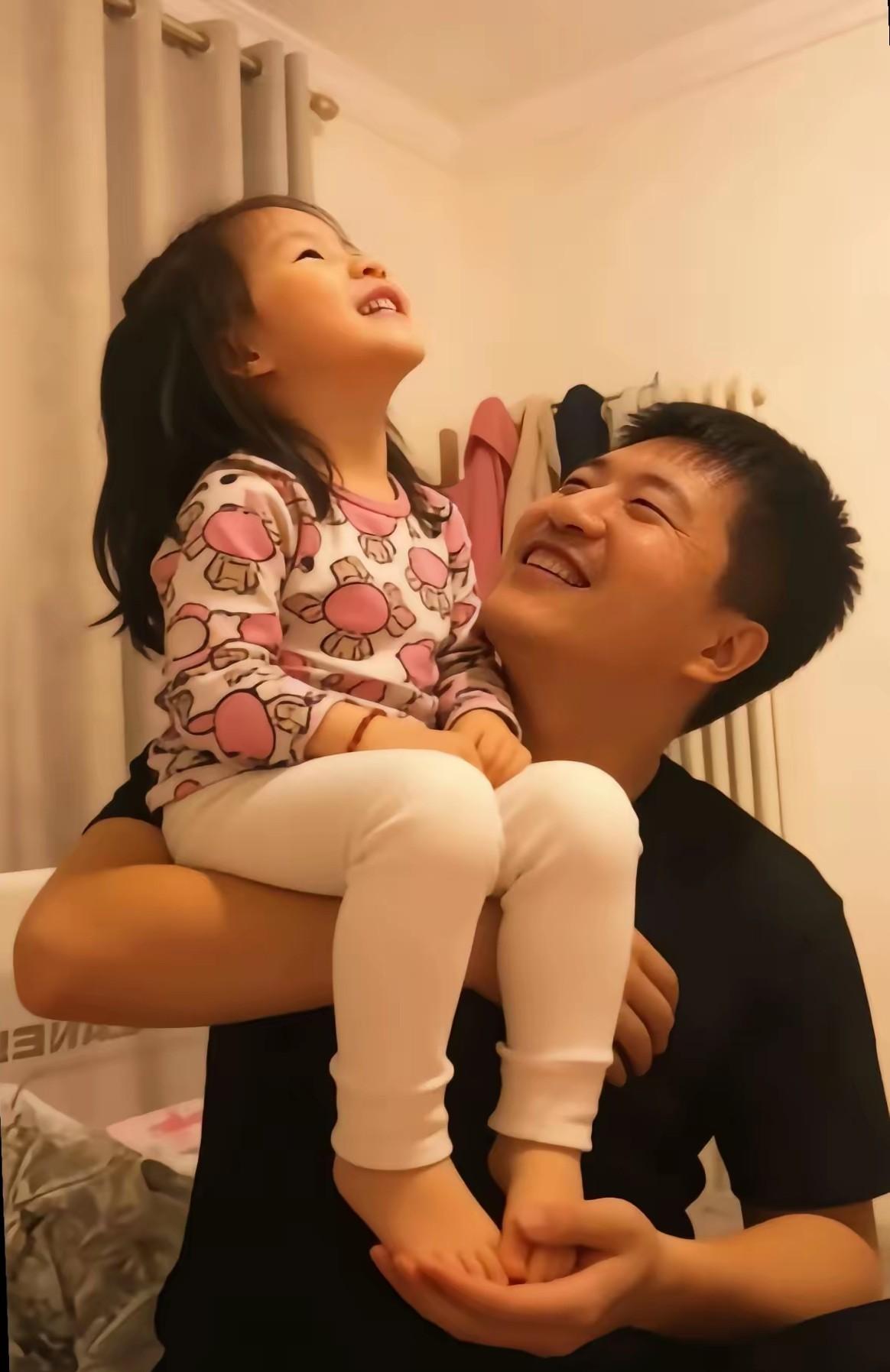 张雪峰的女儿只有11岁，却显得很成熟，网上看到的关于父亲的影像，只要是她没有看过