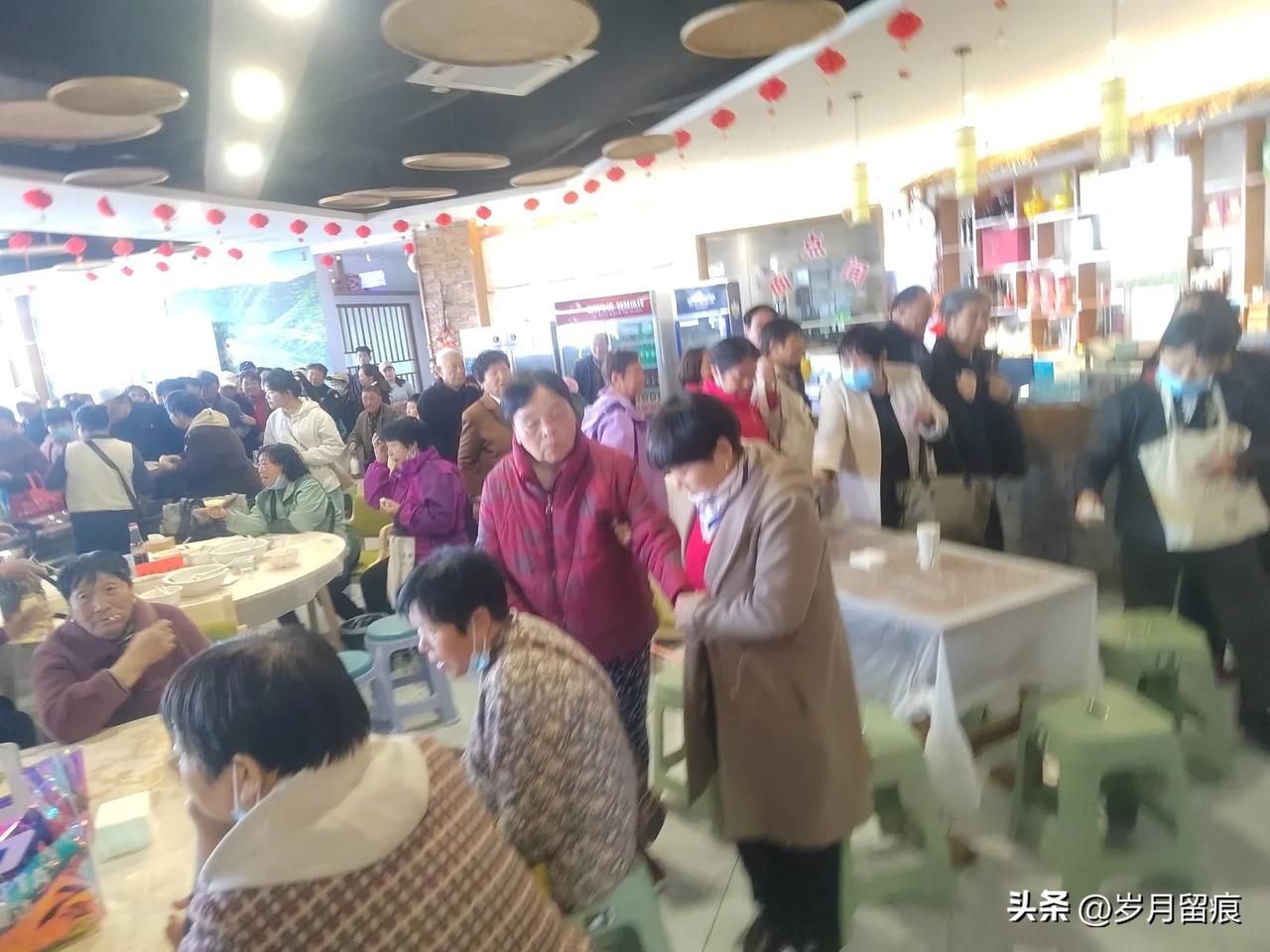 最近到云端西顶，饭店里还是很火爆的，不少老年人在排队盛饭，人特别多。这里冬天无人