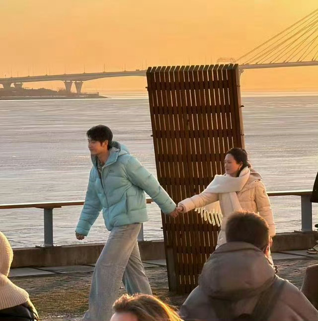 金莎孙丞潇上夫妻综艺了金莎孙丞潇官宣加盟夫妻综艺，冰岛求婚后甜蜜合体亮相，未官宣