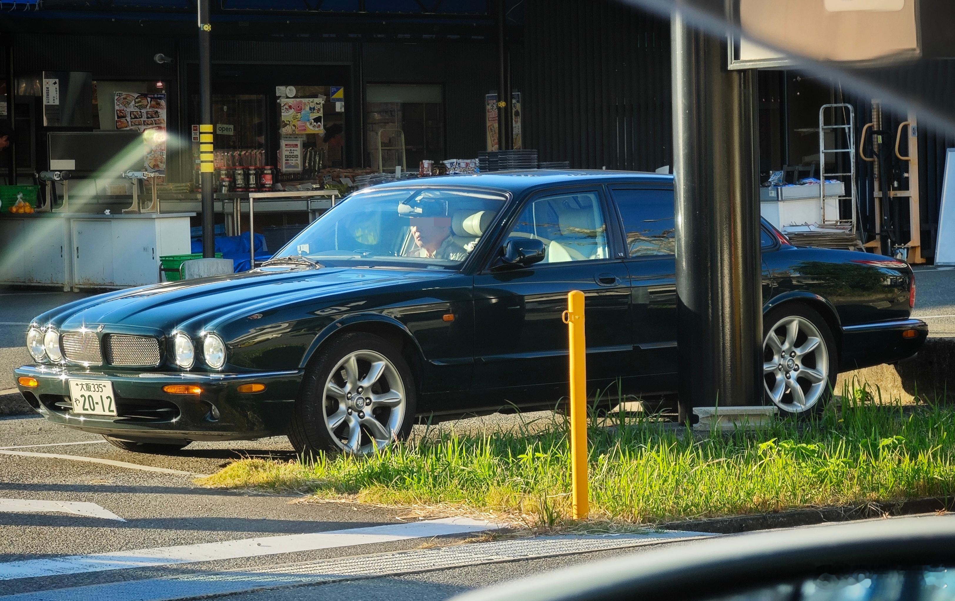 #型车街拍# 偶遇捷豹XJR，性能D级轿车界的祖师爷。搭载的4.0 V8机械增压