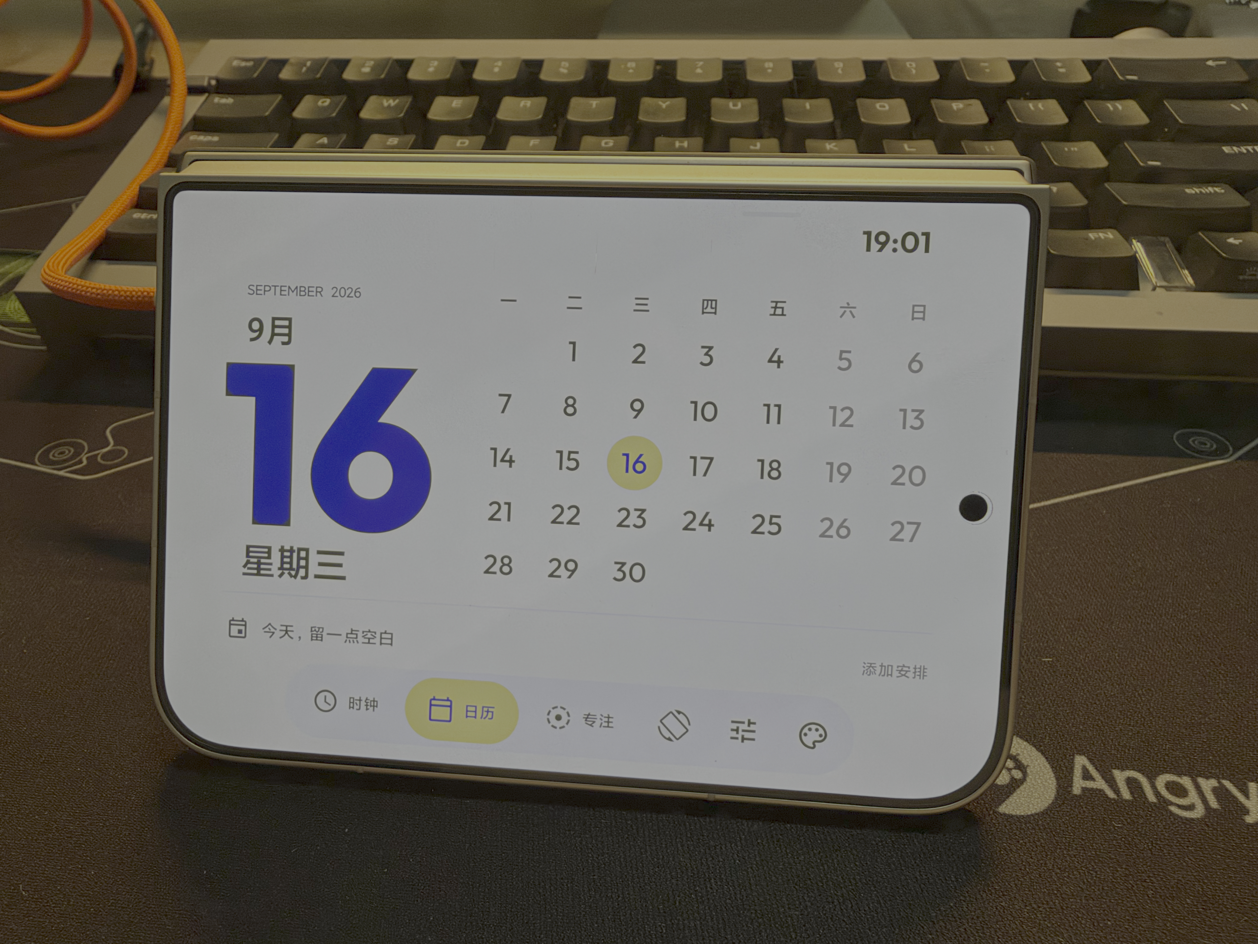 彻底搞定了，哈哈！真的很漂亮，目前有日历时钟和番茄钟，只要折叠到对应的角度就会自