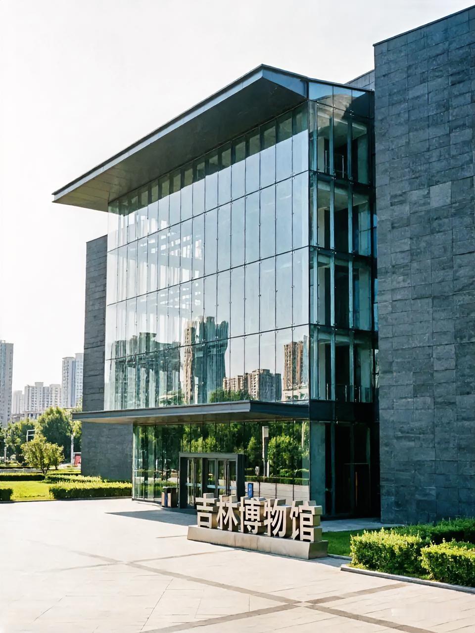 吉林博物馆里的春色


踏进吉林省博物院，春色不必等东风——它早已被封存在绢素与