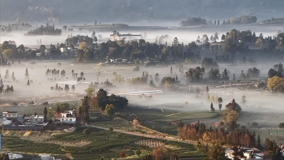 “火到人民日报了！”四川雅安市，一男子在山上拍摄，不料，当他抬头一看，竟发现了令