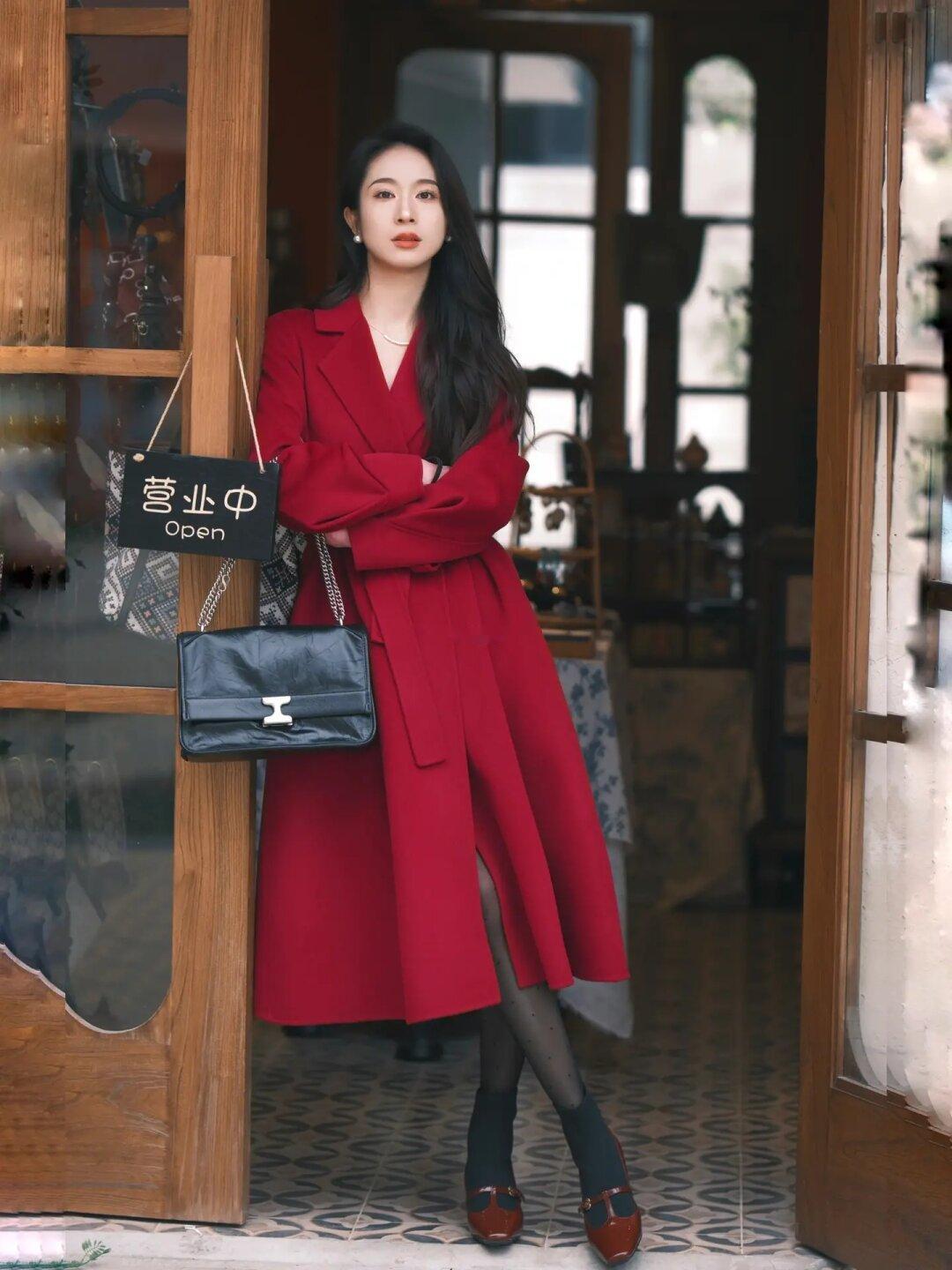红大衣➕黑丝袜❤️复古味拿捏了