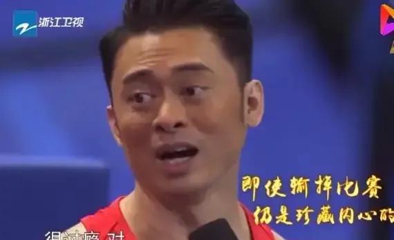 2016年拳台惊现离谱一幕：功夫明星被职业拳王单手吊打。樊少皇登台前攥紧拳套，邹