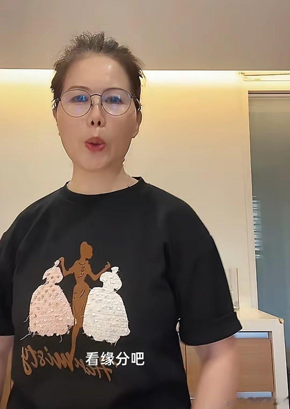 小杨阿姨传来好消息！网友们问：“真的不带两小只吗？留下来吧！孩子没妈妈了”。小杨