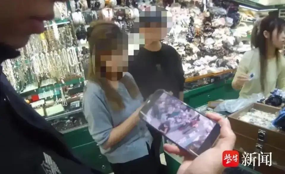 5月24日报道，南京，一女子逛饰品店，试戴了一对三百元的耳环，谁知，她没有归还，