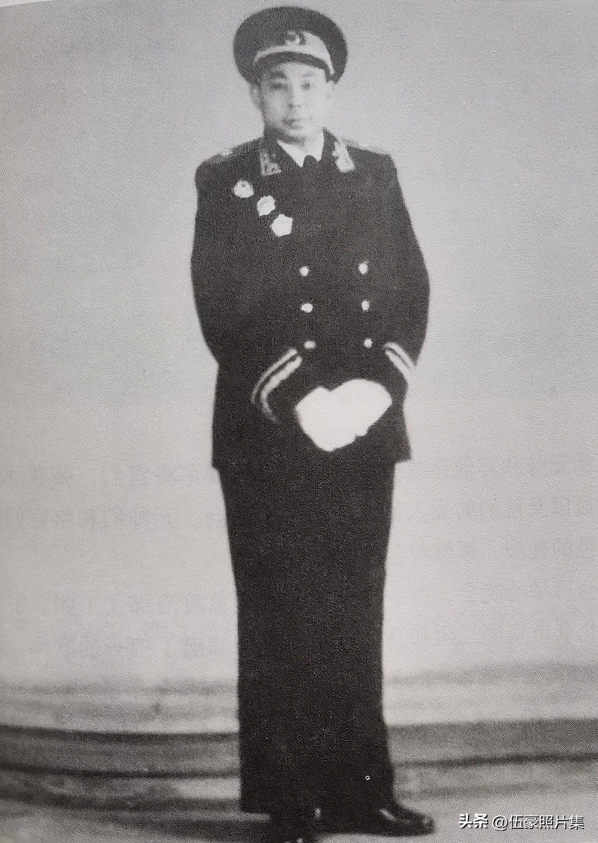 1955年9月27日，中国人民解放军首次授衔授勋典礼在北京举行。时年42岁的龙道