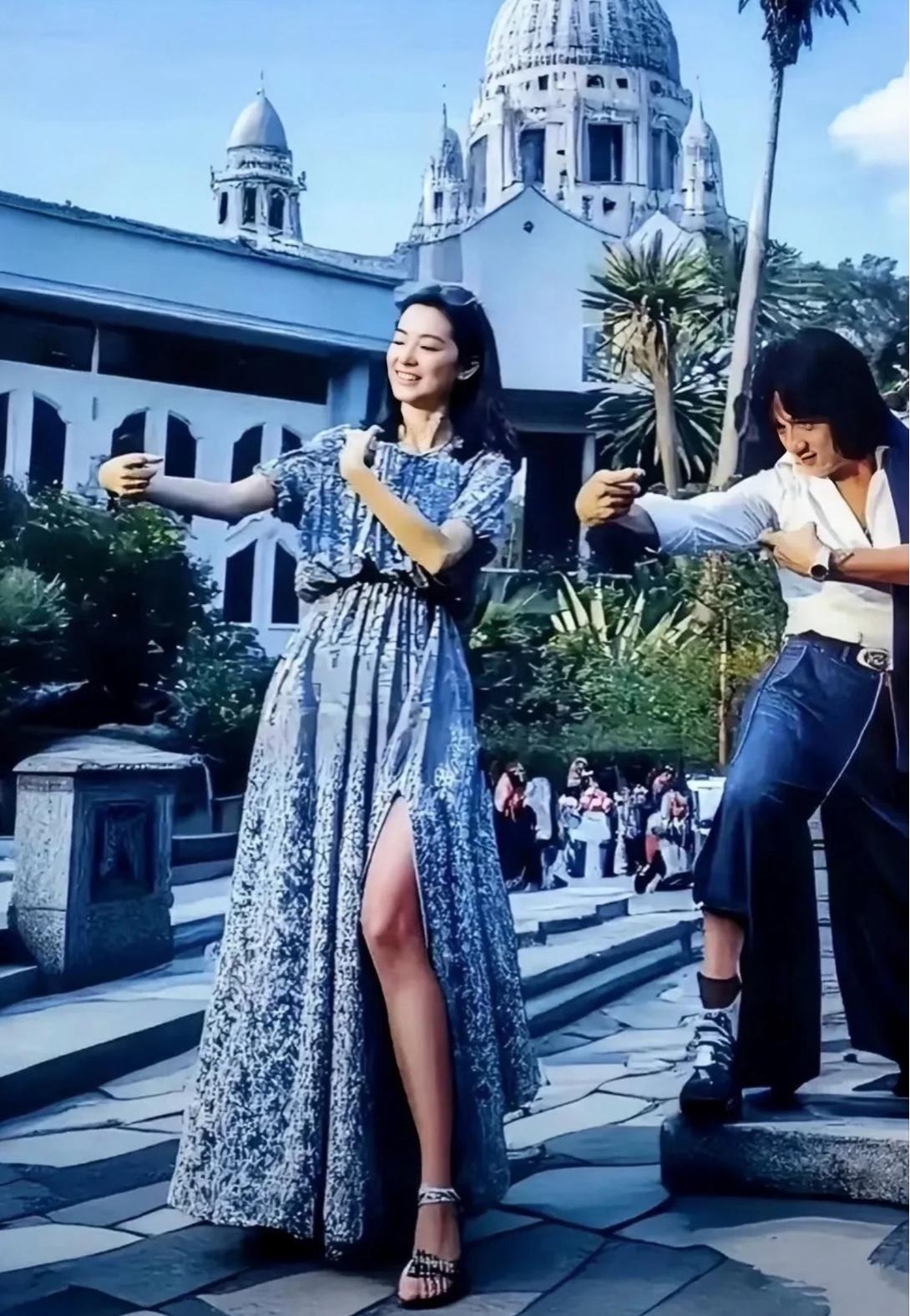 一张古早相片，
那个许多人土得掉渣的久远的年代，
林青霞就穿得这么潮！
她和成龙