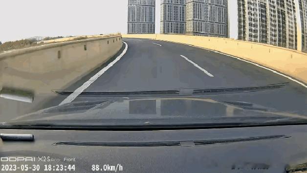 视频匝道中线是虚线可以变道，对方车辆未观察道路情况连续变道属于违规，负事故全部责