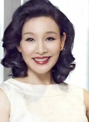 陈冲结婚6年，因为之前有过流产，很难再怀孕，于是她和老公从中国领养了一对双胞胎女