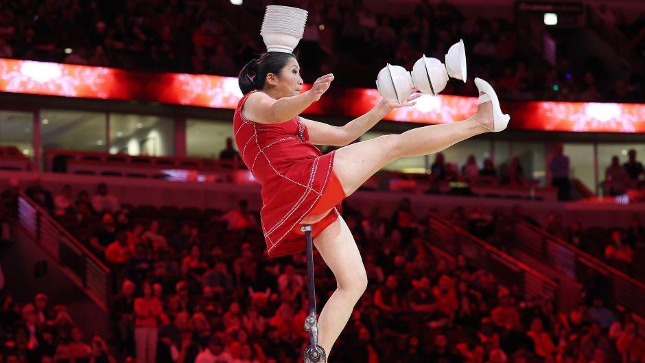 NBA中场表演请的这位“顶碗大妈”是来自咱们中国的“红熊猫”

据传出场费676