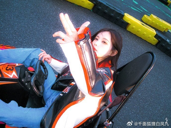 李一桐妆造必有高人指点李一桐机车服造型封神！硬核酷飒藏高级，飘发与冷眸撞出反差，