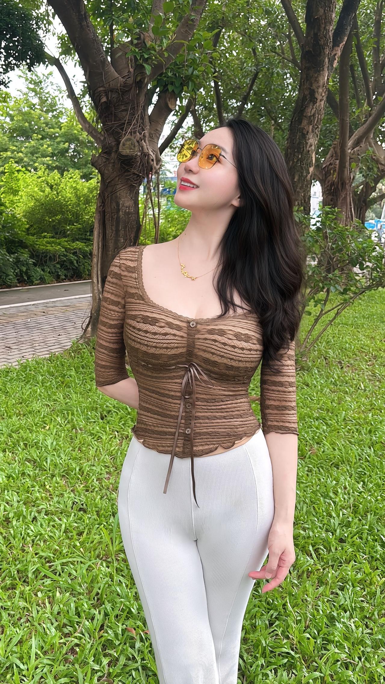 这位美女在公园里晒太阳呢。
