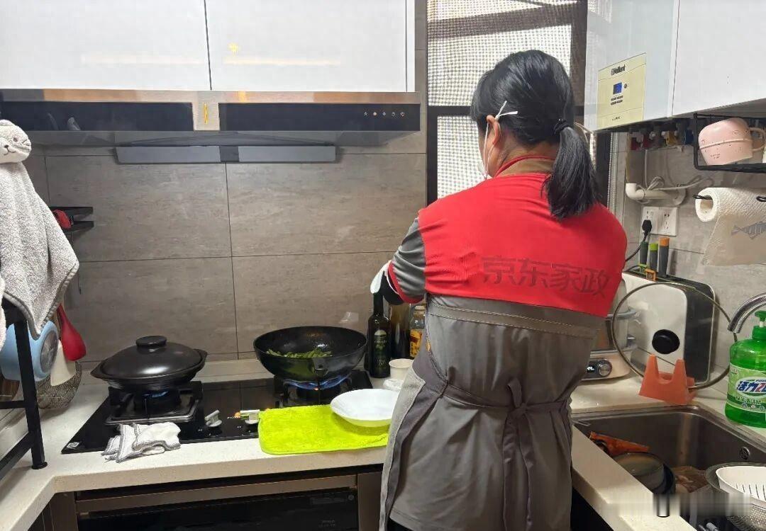 沈晓霞现在蹲在客户飘窗上仔细擦拭边角，没人想得到她曾是武汉拥有两千平米厂房、年产