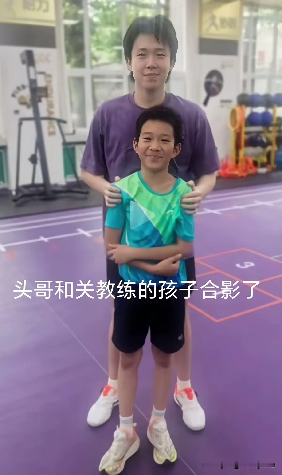 楚钦真的喜欢孩子啊，穿绿色衣服这个小孩是北京队关指导的孩子。
先农坛的小孩有福了