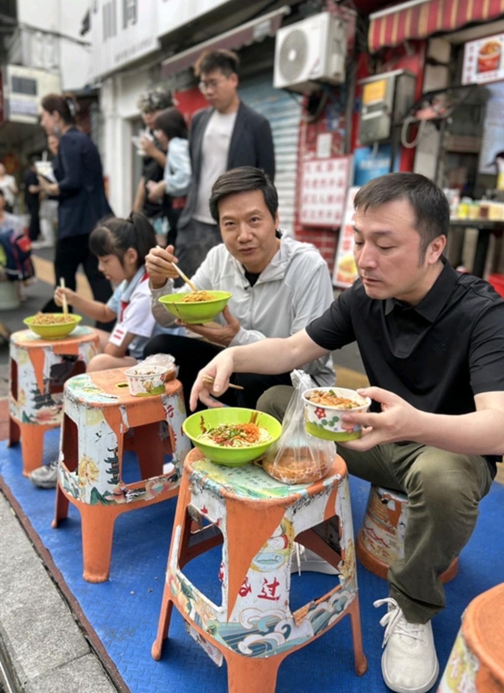 我严重怀疑
雷军在武汉吃早饭
不是为了做营销，也不是搞人设，纯粹就是为了那一口地