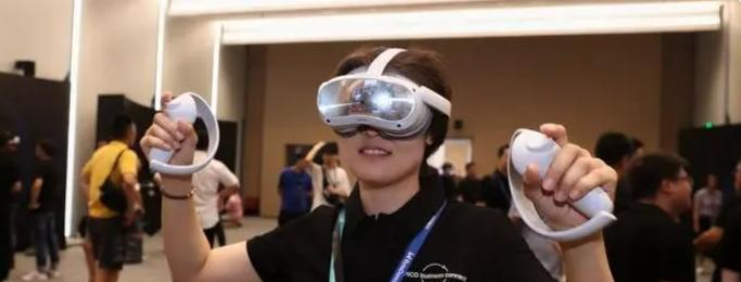 VR技术现在算是比较成熟了
但VR内容资源，对比庞大的用户人群，还远远不够。
如