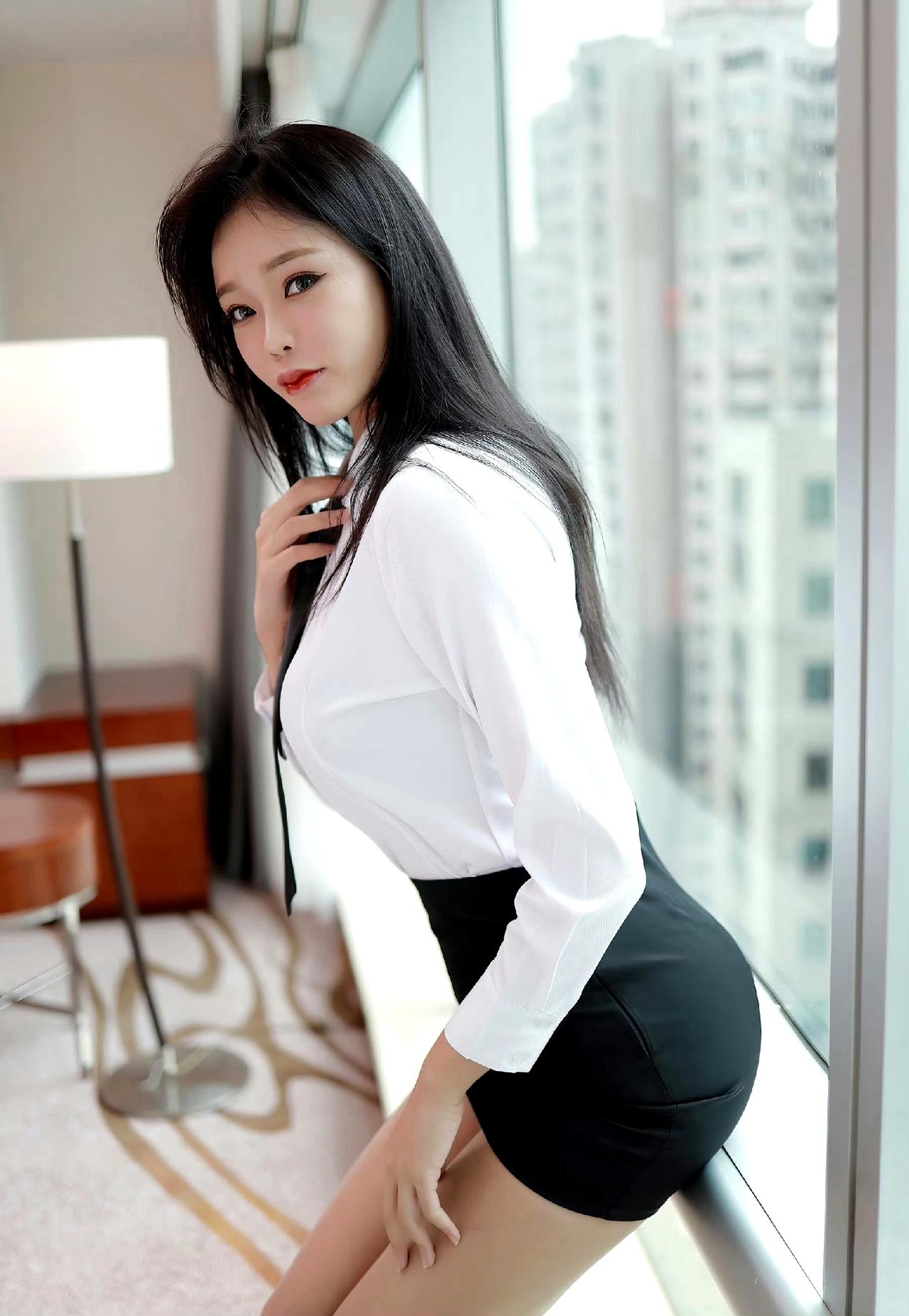 都市白领的优雅姿态，黑白配色的时尚穿搭，尽显现代都市女性的魅力。