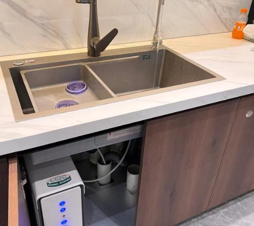 我闺蜜家那台净水器，装了两年，滤芯换了三回，每回四五百，加一起比买台新的还贵。她