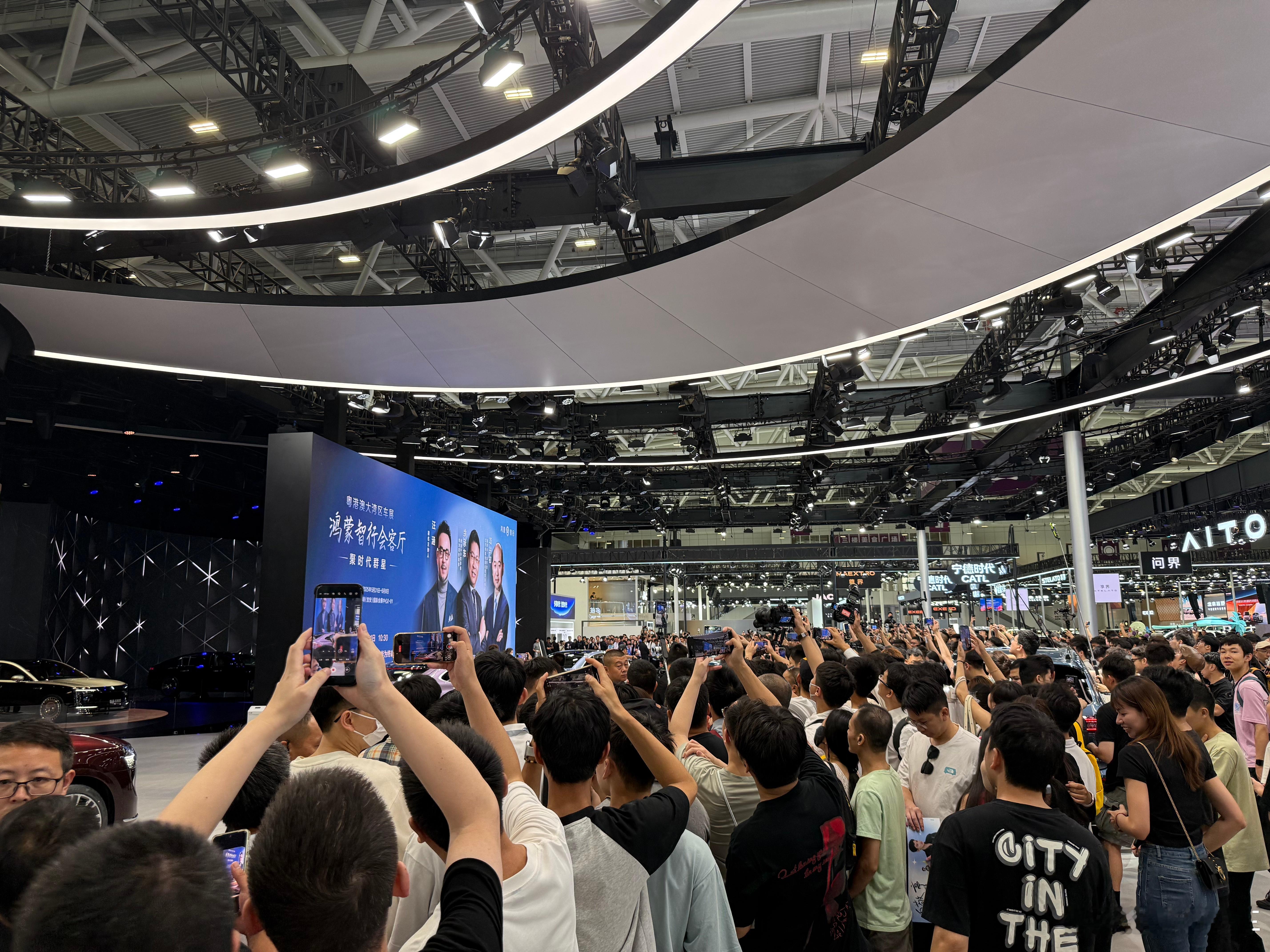 余承东称尊界带汽车链高端化 鸿蒙智行粤港澳车展太火爆了！余总携项兴初、汪涵顶流阵