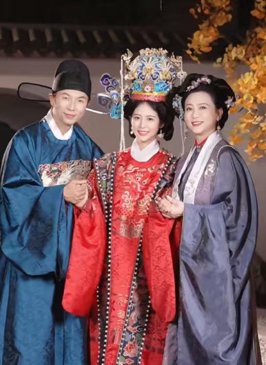 看18岁翁虹女儿颜值就知道，星二代要好看，还得看爸爸！
翁虹夫妇亲手为女儿筹备明