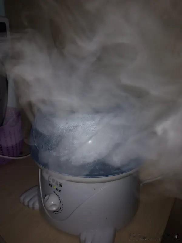 洗衣机冒烟了！（1）
我从网上学了个洗衣小窍门，说是洗衣服时放进去个塑料袋，衣服