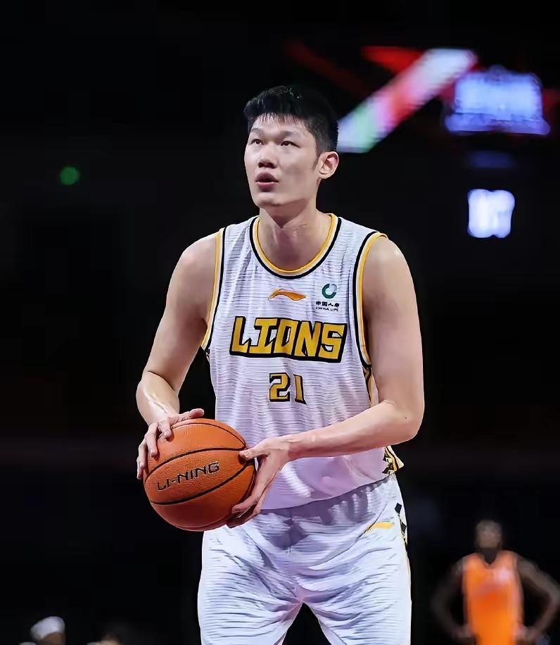 北京时间昨晚CBA 常规赛粤厦大战在广东东阳光主场激烈上演，在缺少两大主力孙明辉