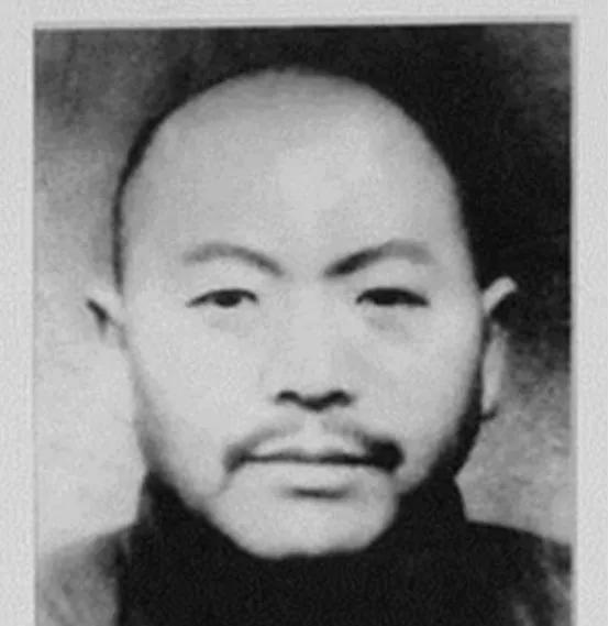 [月亮]1951年，大汉奸黄标被判死刑，到了刑场，黄标却很不甘心：“我每个月给新