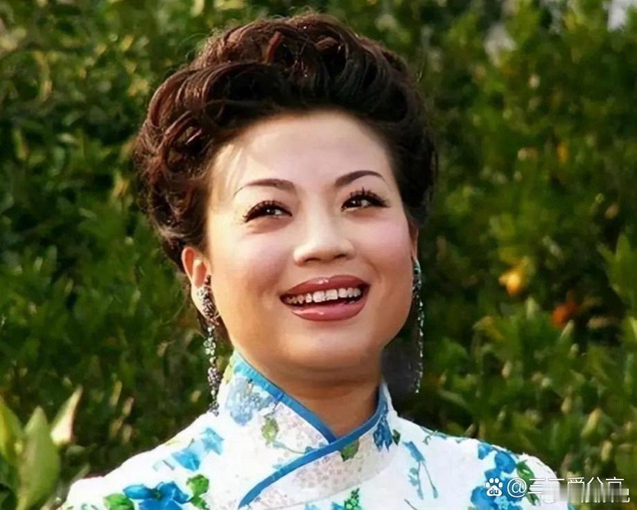56岁歌唱家张也，没有结婚却有固定伴侣，婚姻不是女人的全部 
